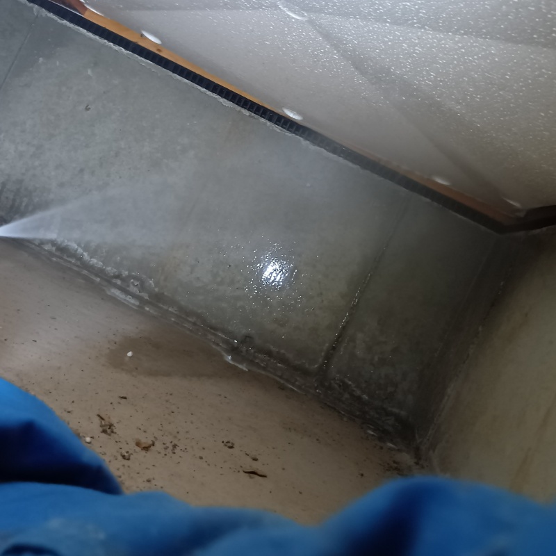 床下の基礎部分にシロアリ駆除剤を散布する様子