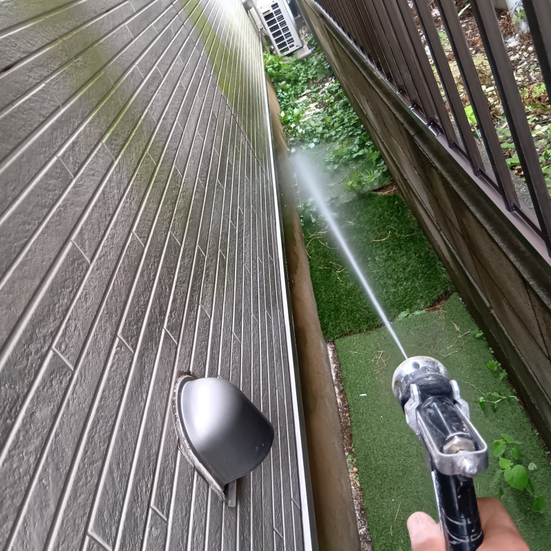 基礎まわりにシロアリ駆除剤を散布する様子