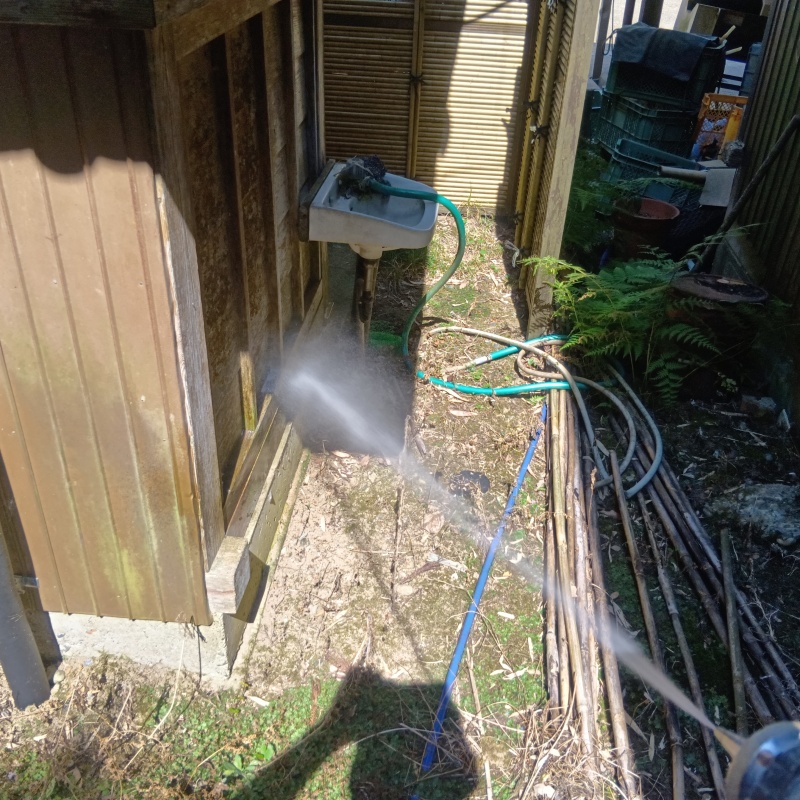 基礎まわりにシロアリ駆除剤を散布する様子