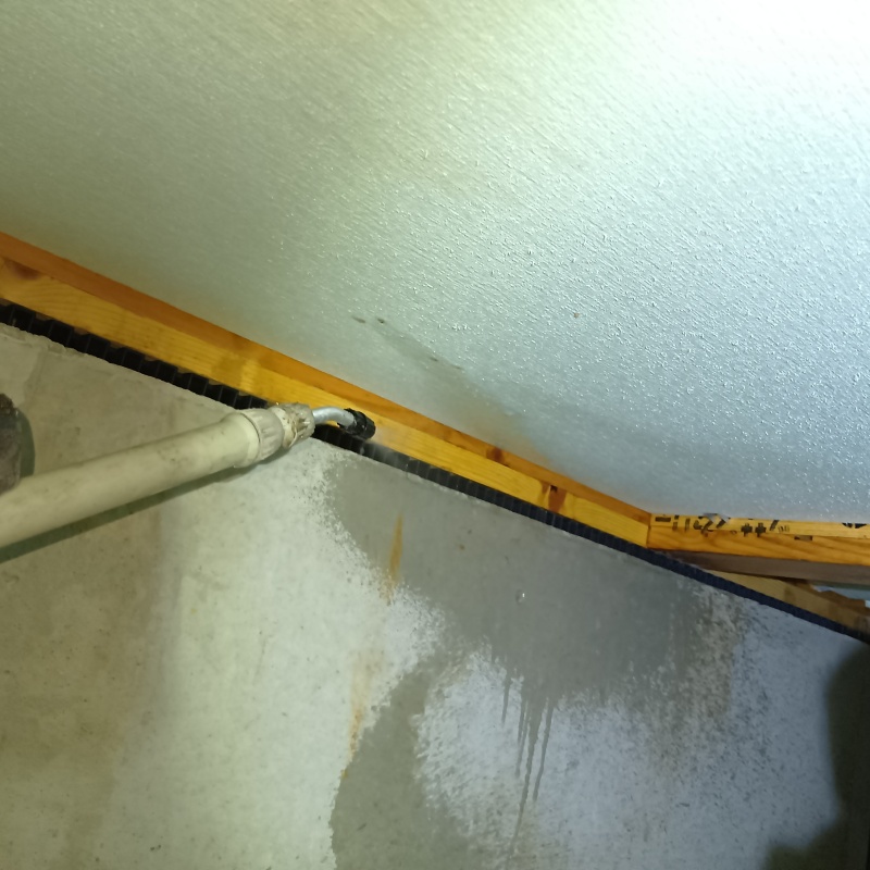 床下の木材に防蟻剤を散布する様子