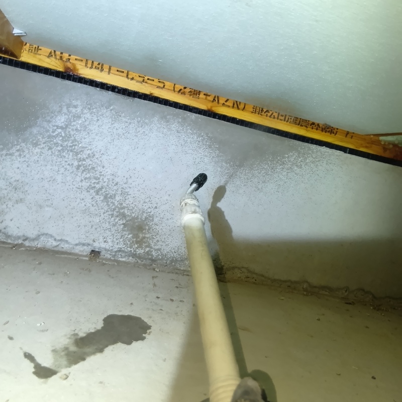 床下の木材に防蟻剤を散布する様子