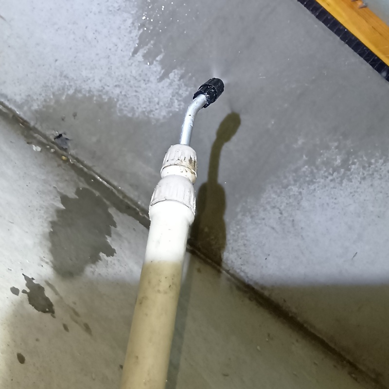 床下の基礎部分に防蟻剤を散布する様子