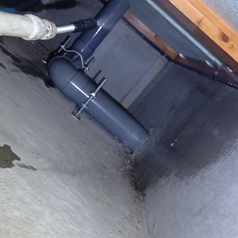 床下の基礎部分に防蟻剤を散布する様子