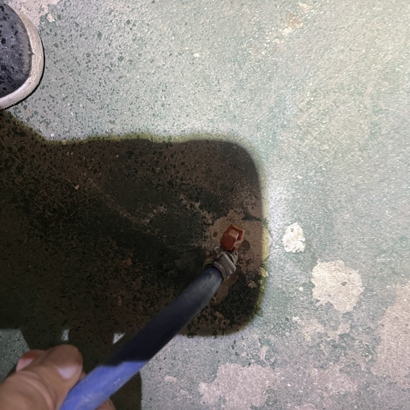 土間の床に駆除剤を注入