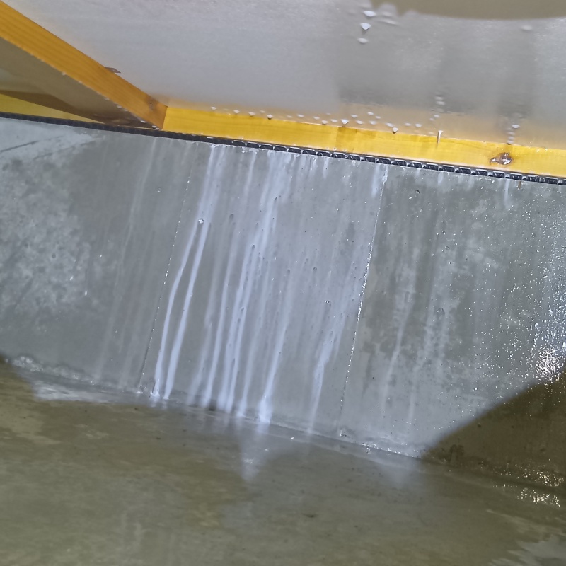 床下の基礎部分に防蟻剤を散布した様子