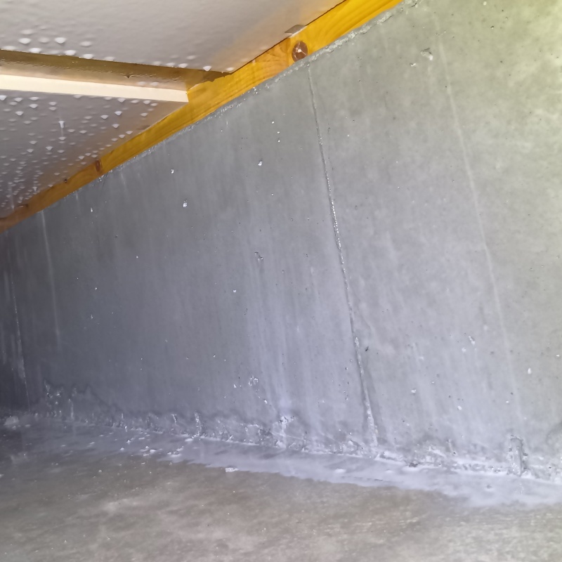 床下の基礎部分に防蟻剤を散布した様子