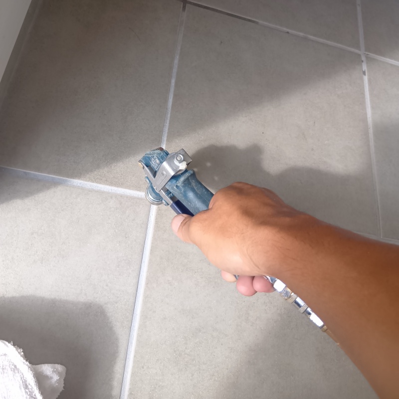 玄関の床に防蟻剤を注入する様子