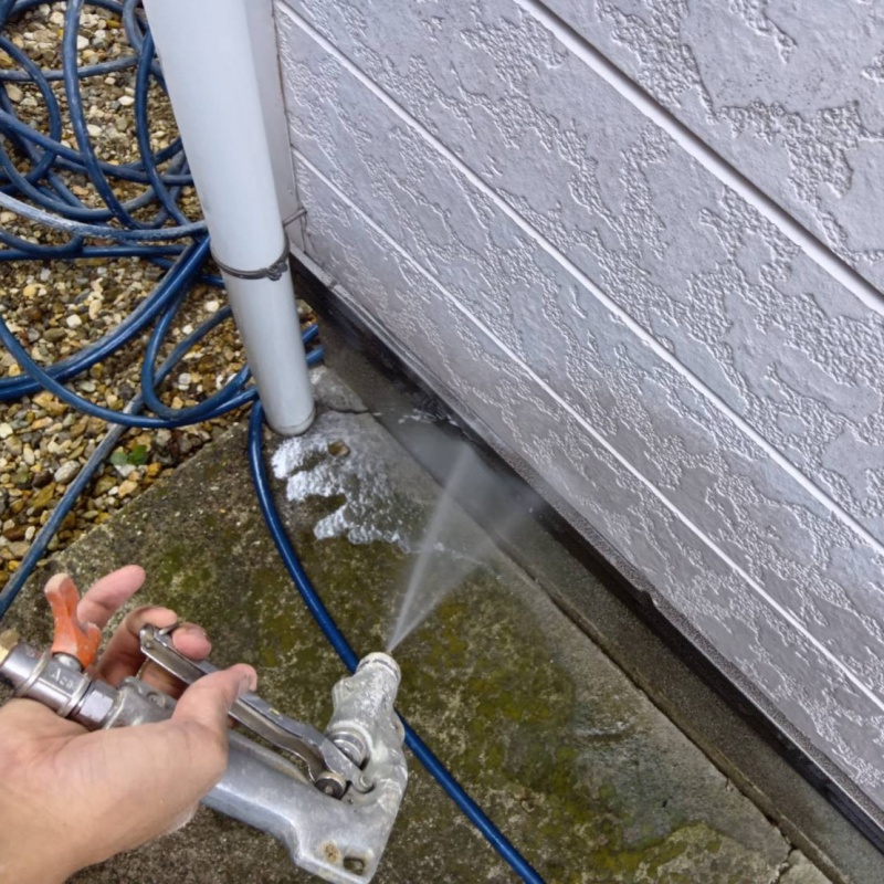 床下の基礎部分にシロアリ駆除剤を散布する様子