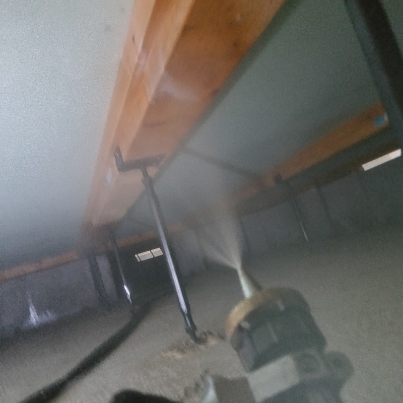 床下の木材に防蟻剤を散布する様子