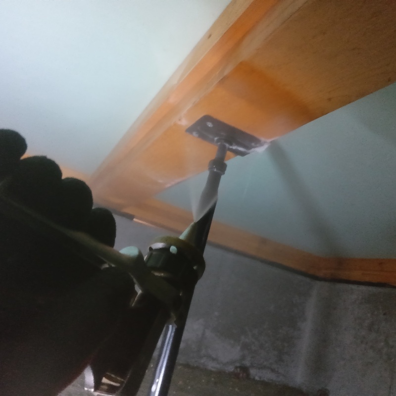 床下の木材に防蟻剤を散布する様子