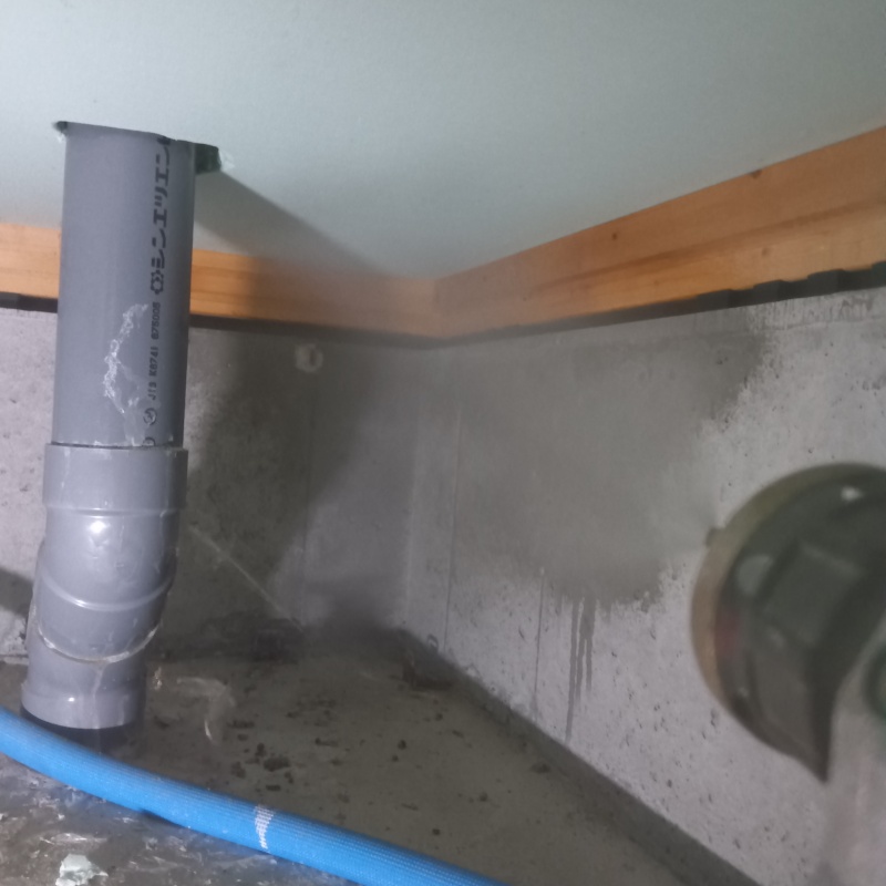 床下の基礎部分に防蟻剤を散布する様子