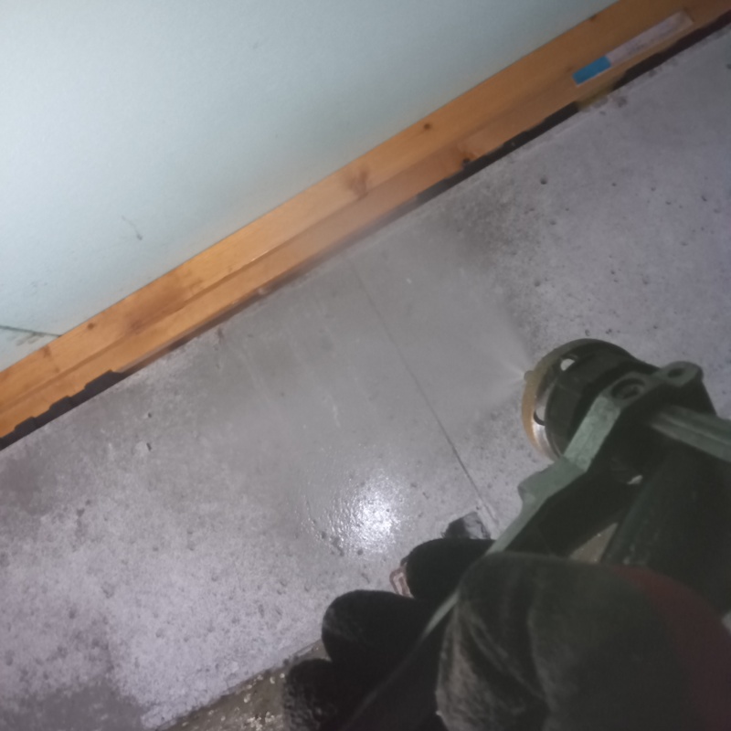 床下の基礎部分に防蟻剤を散布する様子