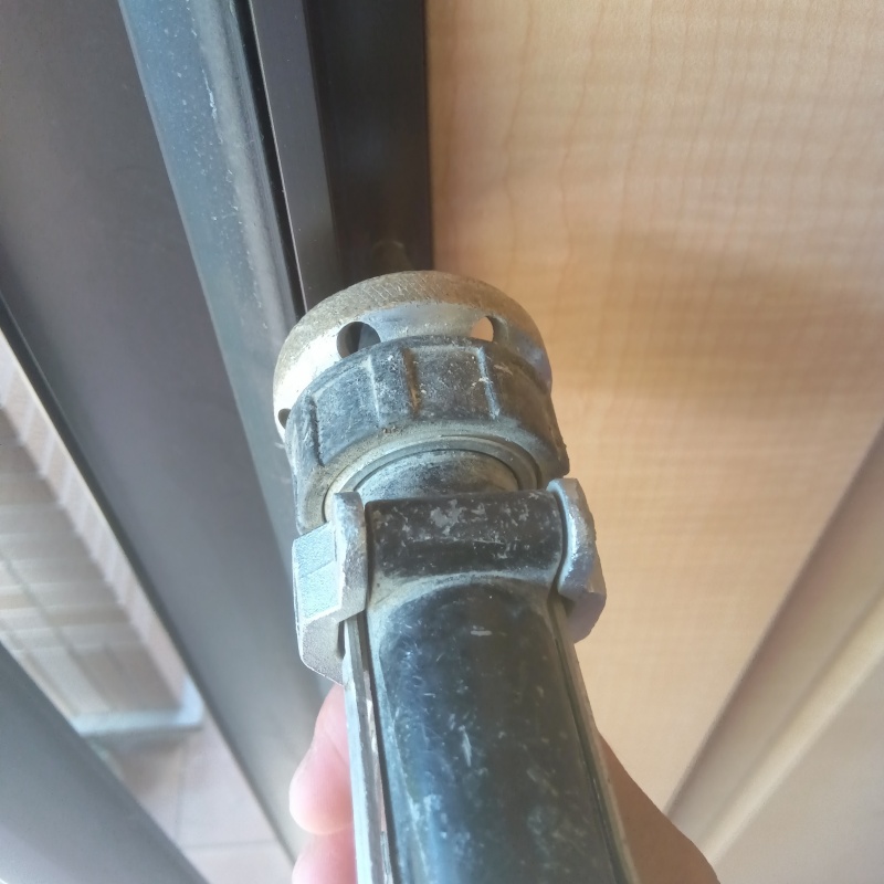 玄関のサッシ部分に防蟻剤を注入する様子