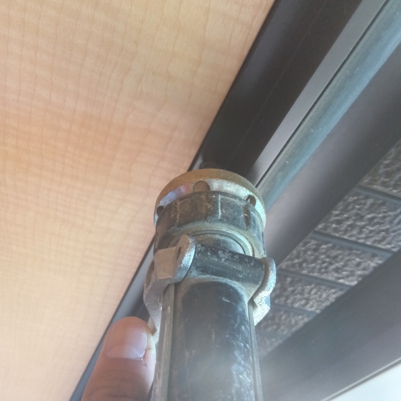 玄関のサッシ部分に防蟻剤を注入する様子