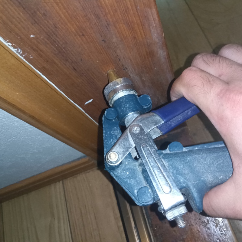 廊下の柱にシロアリ駆除剤を注入する様子