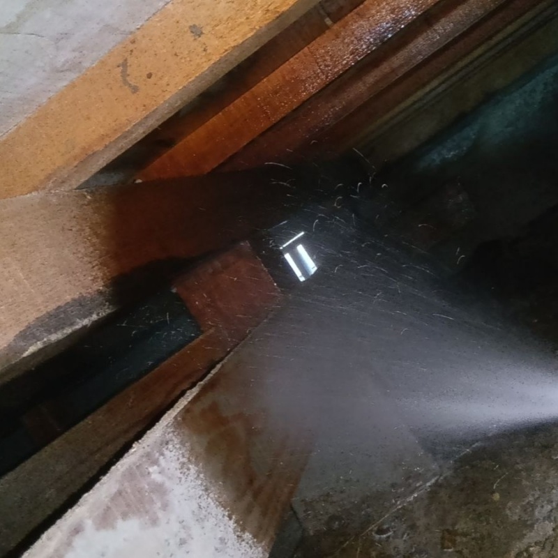 床下の木材にシロアリ駆除剤を散布する様子