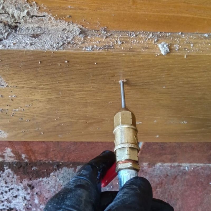 玄関の柱にシロアリ駆除剤を注入する様子