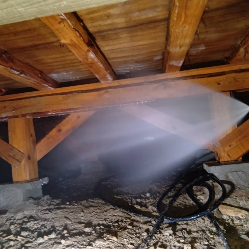 床下の木材に防蟻剤を散布する様子