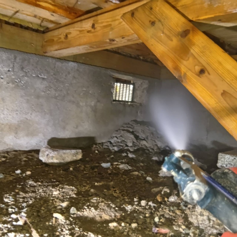 床下の基礎部分に防蟻剤を散布する様子