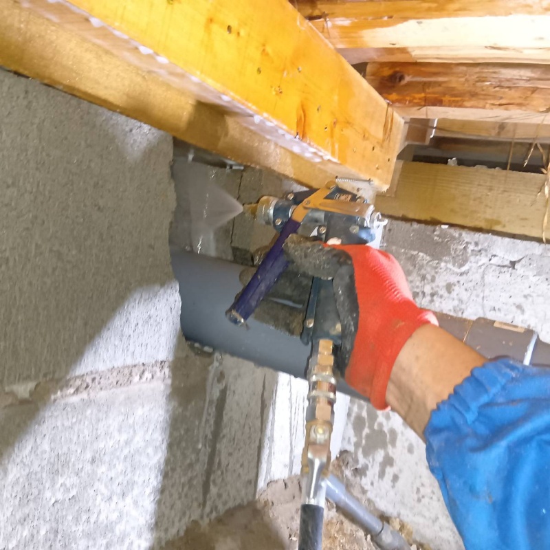 床下の基礎部分に防蟻剤を散布する様子