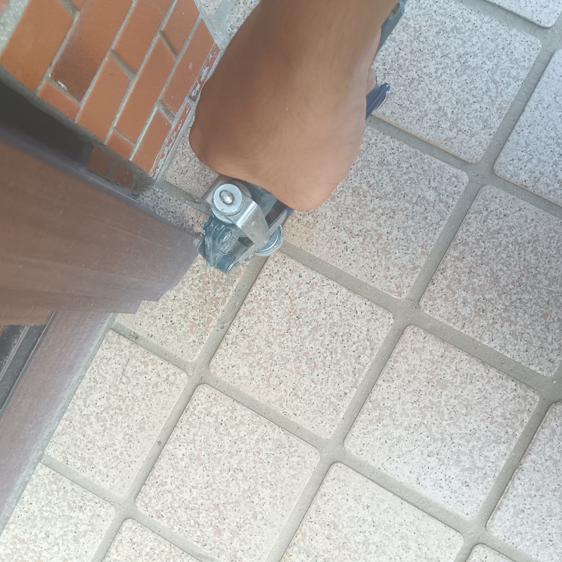 玄関の床に防蟻剤を注入する様子