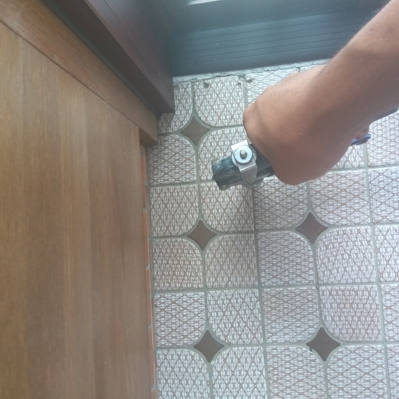 玄関の床に防蟻剤を注入する様子