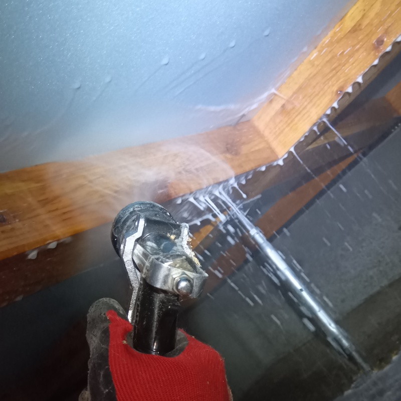 床下の木材にシロアリ駆除剤を散布する様子