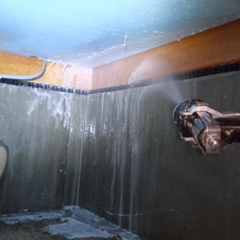 床下の木材にシロアリ駆除剤を散布する様子