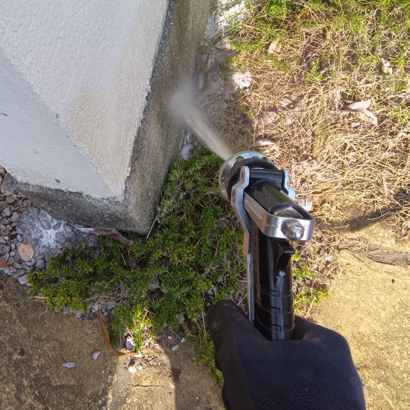 基礎まわりにシロアリ駆除剤を散布する様子