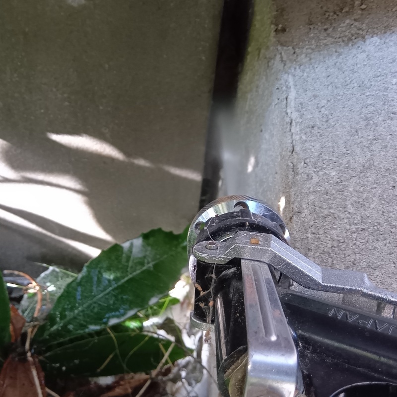 基礎まわりにシロアリ駆除剤を散布する様子