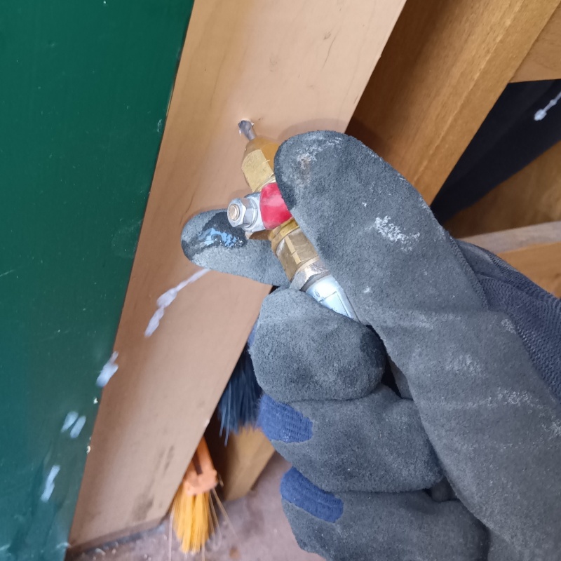 玄関近くの柱にシロアリ駆除剤を注入する様子