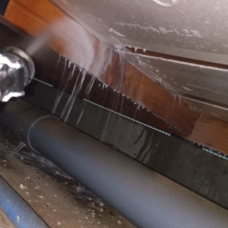 床下の木材にシロアリ駆除剤を散布する様子