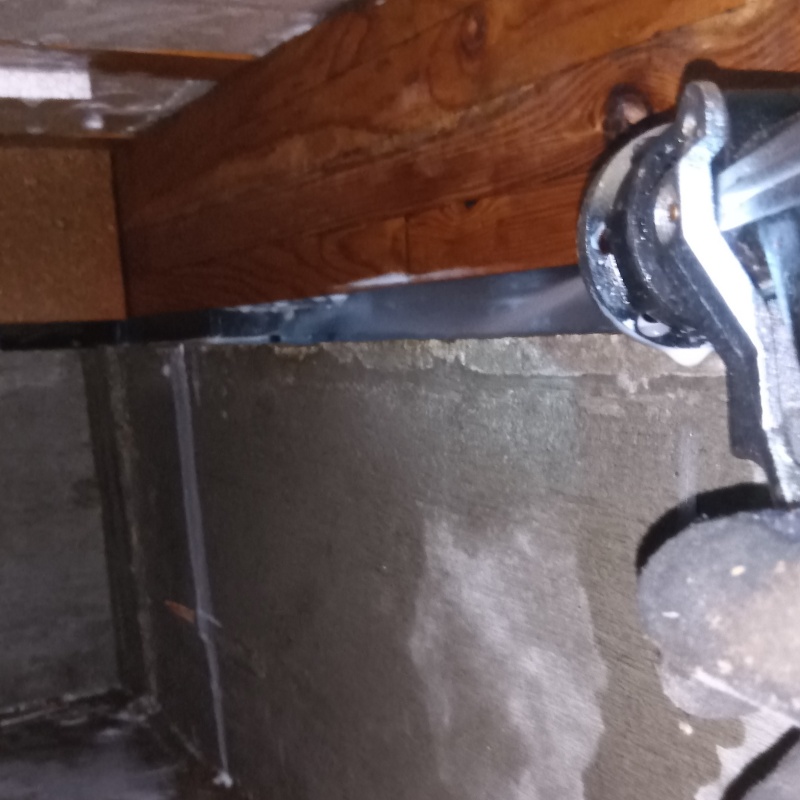 床下の基礎部分にシロアリ駆除剤を散布する様子