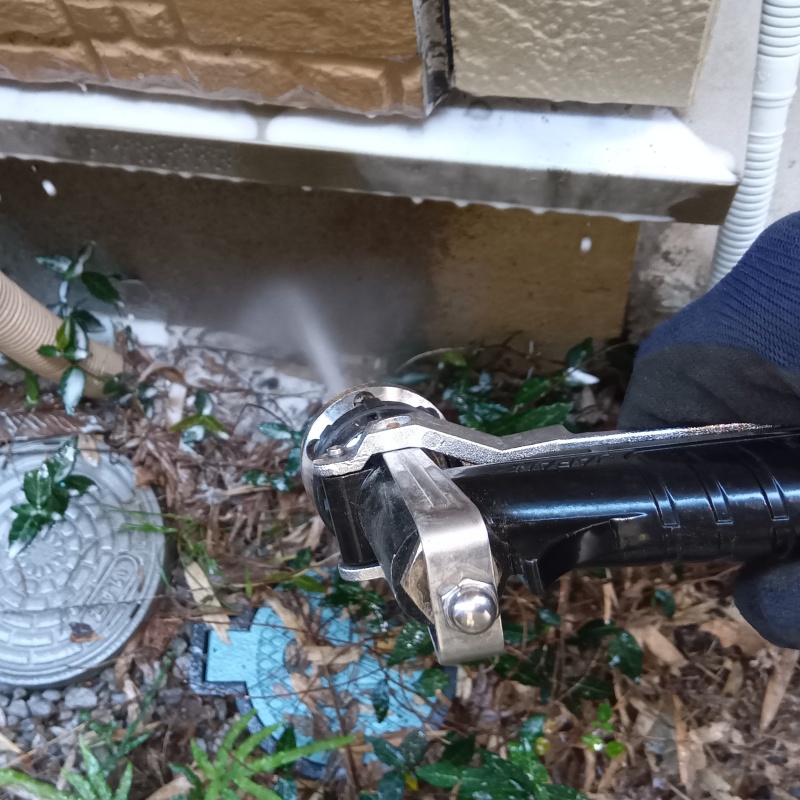 基礎まわりにシロアリ駆除剤を散布する様子