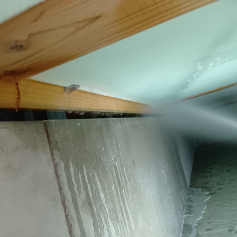 床下の木材に防蟻剤を散布する様子