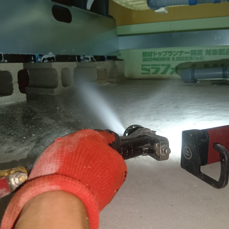 床下の基礎部分に防蟻剤を散布する様子