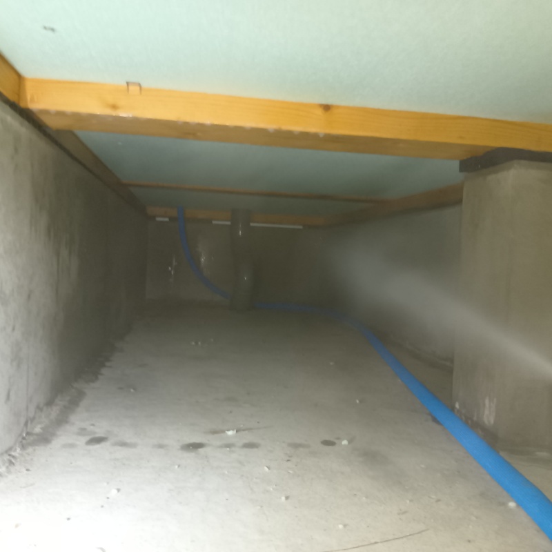 床下の基礎部分に防蟻剤を散布する様子