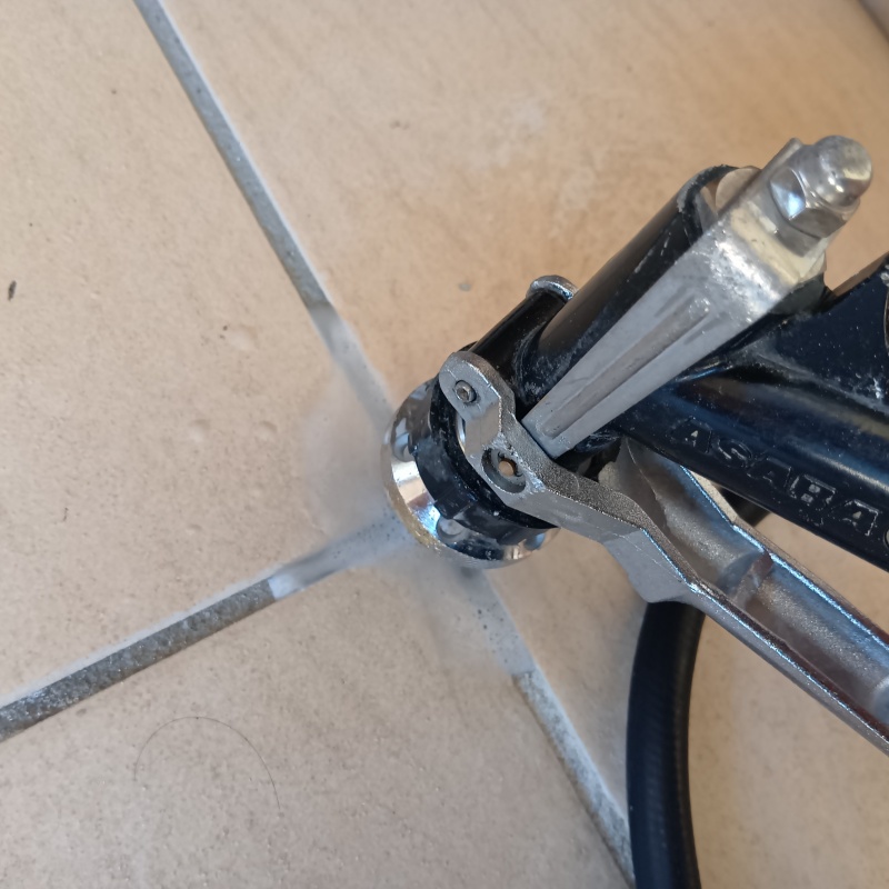 玄関の床に防蟻剤を注入する様子