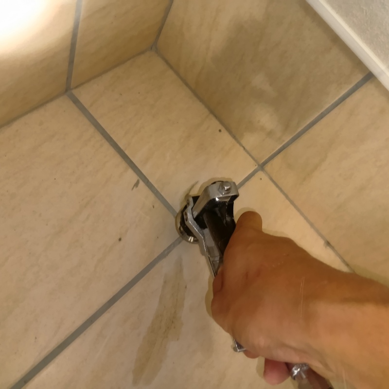 玄関の床に防蟻剤を注入する様子