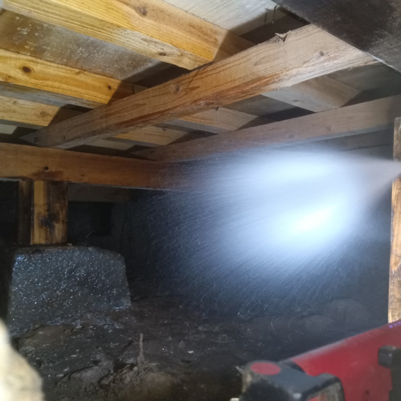 基礎まわりにシロアリ駆除剤を散布する様子