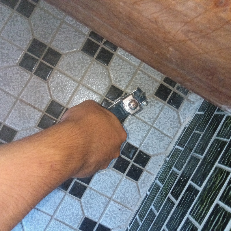 階段にシロアリ駆除剤を注入する様子