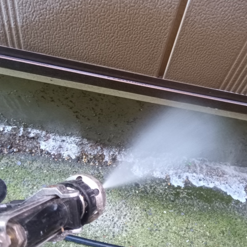 基礎まわりにシロアリ駆除剤を散布する様子