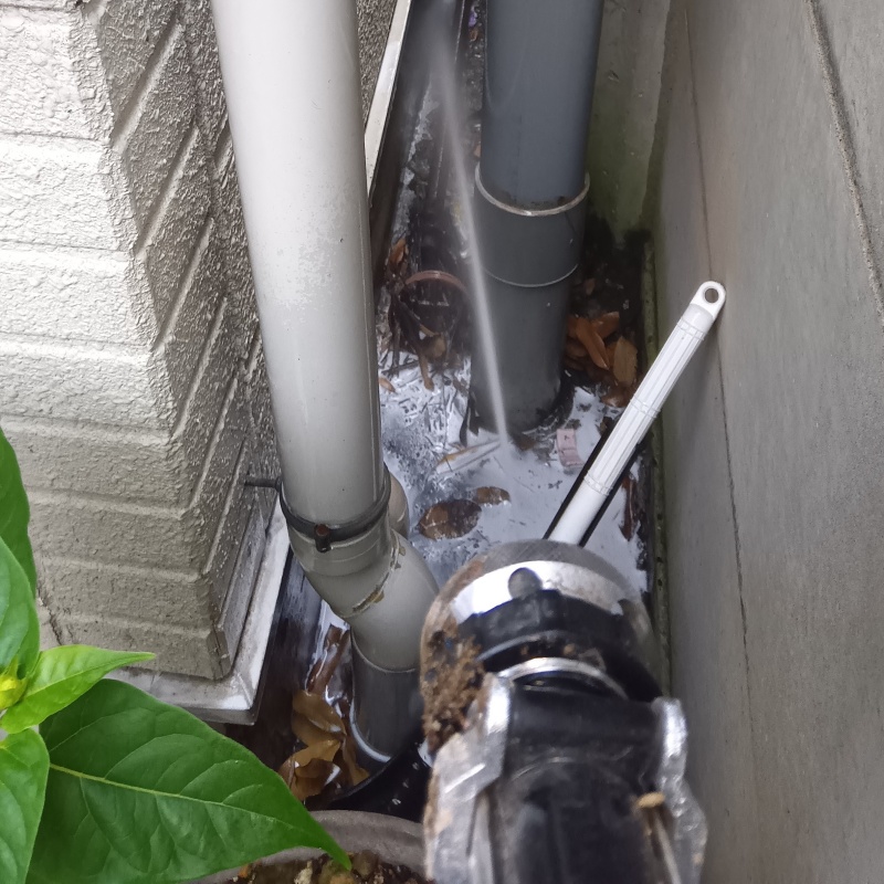 基礎まわりにシロアリ駆除剤を散布する様子