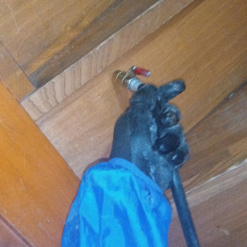 階段にシロアリ駆除剤を注入する様子