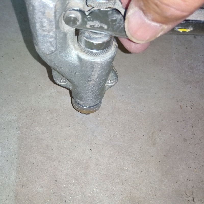 玄関の床にシロアリ駆除剤を注入する様子