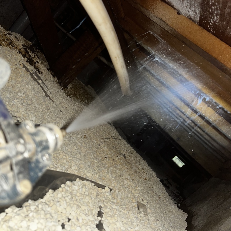 床下の木材に防蟻剤を散布する様子