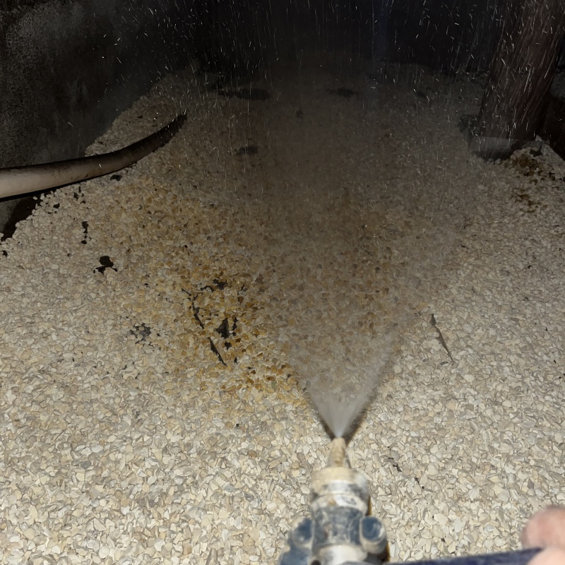 床下の土壌に防蟻剤を散布する様子