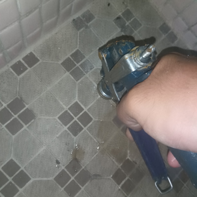 玄関の床に防蟻剤を注入する様子