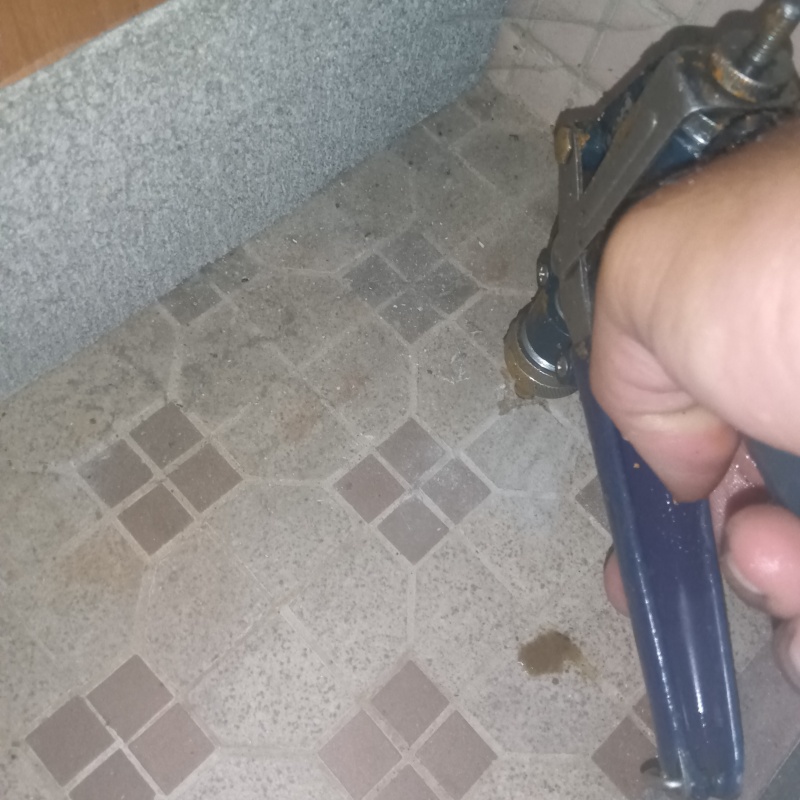 玄関の床に防蟻剤を注入する様子