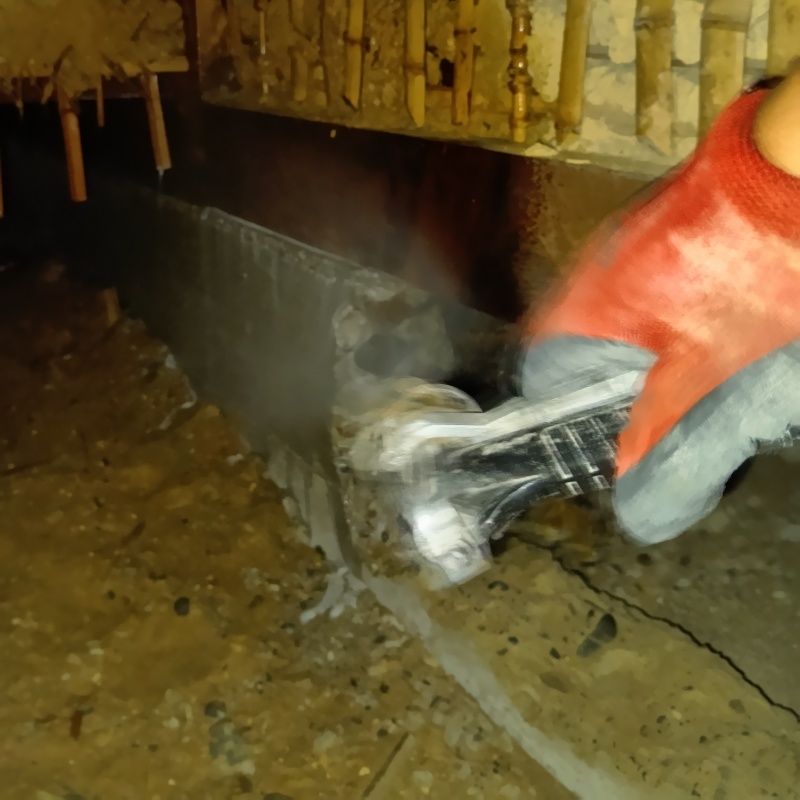 床下の基礎部分に防蟻剤を散布する様子